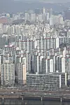 Apartment complexes in Seoul seen through the observatory at the 63 Building in Yeouido, western Seoul, on Sunday. The rise in prices of apartments in the capital city has been slowing as the sales price only rose by 0.13 percent as of March 5, down 0.01 percentage points compared to the previous week. [YONHAP]