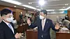 Financial Services Commission Chairman Eun Sung-soo, right, speaks with Korea Exchange CEO Sohn Byung-doo ahead of a meeting with brokerage CEOs at the KRX office in Yeouido on Thursday. [YONHAP]