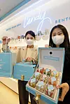 Models holding up candy from popular U.S. candy store Sugarfina at Galleria Department Store in Gangnam, Seoul, on Tuesday. Korea is the second place in Asia to get a Sugarfina store, after Hong Kong. [YONHAP]