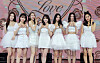 Second from right, YooA of Oh My Girl will temporarily halt all her activities and take time off to rest due to after-effects of Covid-19. [ILGAN SPORTS]