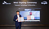 Kang Jong-ryeol, SK Telecom's head of ICT Infra division, left, and Tay Yeow Lian, Singtel's managing director of networks, pose after signing a memorandum of understanding to advance network technologies at SK Telecom's headquarters in central Seoul. [SK TELECOM]