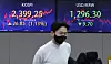 A screen in Hana Bank's trading room in central Seoul shows the Kospi closing at 2,399.25 points on Wednesday, up 26.85 points, or 1.13 percent, from the previous trading day. [YONHAP]