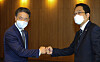 Health Minister Park Neung-hoo, left, and Korea Medical Association President Choi Dae-zip bump fists ahead of talks in a hotel in central Seoul Wednesday. The two sides failed to bridge differences on the government’s plans to expand the admissions quota for medical schools. [JOINT PRESS CORPS]