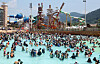 People play in the water at Lotte Water Park in Gimhae, South Gyeongsang on Sunday amid a continued heat wave. [YONHAP]