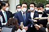 Shinhan Financial Group Chairman Cho Yong-byoung talks to reporters outside the Seoul High Court in Seocho District, southern Seoul, on Monday. [YONHAP]