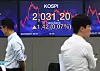 The final Kospi is displayed on the screen inside a dealing room at Hana Bank headquarters in Myeong-dong, central Seoul, Wednesday. The benchmark Kospi closed at 2,031.20 points up 1.42 from the previous trading session. [YONHAP]