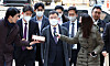 Kim Man-bae, former jounralist and the center of the Daejang-dong development project, stands in front of the Seoul Central District Court in Seoul on Feb. 17 for evaluation on his second arrest. [YONHAP]