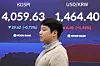 A screen in Woori Bank's trading room in central Seoul shows the Kospi and exchange rate in the morning of Nov. 18. [YONHAP]