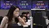 Electronic display boards at Hana Bank in central Seoul show stock and foreign exchange markets Monday morning. [YONHAP]