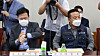 Ryu Ki-jung, left, business representative and director at the Korea Enterprise Federation, and Lee Dong-ho, general secretary of the Federation of Korean Trade Unions, six next to each other at the government complex in Sejong on Thursday. The two sides along with the government have entered the fourth meeting to set next year's minimum wage and discuss the implementation of the wage differential system. The two sides have failed to reach a consensus. [YONHAP]