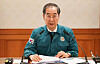 Prime Minister Han Duck-soo speaks at a Central Disaster and Safety Countermeasure Headquarters meeting held at the government complex in central Seoul on Friday. [NEWS1]