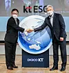 KT CEO Ku Hyeon-mo, left, poses with Choi Jang-bok, right, chairman of KT's labor union, after signing an environmental, social and corporate governance [ESG] management agreement at KT Square in Jongno, central Seoul on Thursday. [YONHAP]