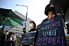 Protesters demand a complete lifting of a ban on abortions outside the National Assembly on Wednesday. Earlier in the morning, the government proposed to partially lift the ban. [YONHAP]