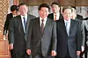 Former President Roh Moo-hyun, center, and the late Samsung Chairman Lee Kun-hee, right, walk toward a reception room during a conference on cooperative growth between large and small businesses at the Blue House on December 28, 2006. [YONHAP]