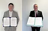 Dunamu CEO Lee Sirgoo, left, and Tim Hunter, director of private partnerships and fundraising at WFP, pose after a ceremony virtually held on Monday to mark Dunamu's donation of 1 billion won to support humanitarian relief efforts in Ukrain. [DUNAMU]