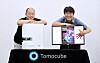 Tomocube CEO Park Yong-keun, left, poses with the company's microscope at its office in Daejeon. [KIM SEONG-TAE]