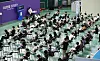 A vaccination center in Bucheon, Gyeonggi, is crowded with people waiting to get a shot on Monday, as health authorities started a program to inoculate high school seniors and faculty members at 290 vaccination centers across the country. [YONHAP]