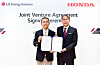 LG Energy Solution CEO Kwon Young-soo, left, and Honda Motor CEO Toshihiro Mibe pose for a photo after signing an agreement to establish a joint venture to build an electric vehicle factory in the United States, Monday at the Korean battery maker's headquarters in Yeouido, western Seoul. [LG ENERGY SOLUTION]