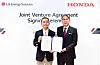 LG Energy Solution CEO Kwon Young-soo, left, and Honda Motor CEO Toshihiro Mibe pose for a photo after signing an agreement to establish a joint venture to build an electric vehicle factory in the United States, Monday at the Korean battery maker's headquarters in Yeouido, western Seoul. [LG ENERGY SOLUTION]