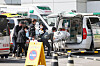 Paramedics and caretakers transfer patients to an emergency room at a general hospital in Seoul on Monday. [NEWS1]
