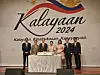 Philippine Ambassador to Korea Theresa Dizon-De Vega, center, poses for a commemorative photo with Korean First Vice Foreign Minister Kim Hong-kyun, third from left, and other dignitaries at a reception celebrating the 126th anniversary of Philippine independence and 75th anniversary of the establishment of the diplomatic relations between Korea and the Philippines at Lotte Hotel in central Seoul Tuesday evening. [SARAH KIM]