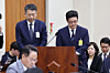 Homeplus CEO Kim Kwang-il, left, and MBK Partners Chairman Michael ByungJu Kim listen to lawmakers’ questions during the annual parliamentary audit at the National Assembly in Yeouido, western Seoul on Oct. 14. During the session, Chairman Kim issued a public apology over the Homeplus scandal. [NEWS1]