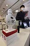 Bluetooth microphones are displayed at an electronics store in Yongsan Ipark Mall in Yongsan District, central Seoul, on Wednesday. According to Gmarket, sales of microphones between September and Dec. 6 jumped up 66 percent compared to the same period a year earlier as more Koreans are singing at home. [YONHAP]