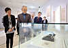 Yu In-chon, center, the newly-appointed Minister of Culture, Sports and Tourism, tours around the National Hangeul Museum in central Seoul to celebrate Hangul Day on Monday, Oct. 9. Yu had previously served as the culture minister from February 2008 to January 2011 during the Lee Myung-bak administration. [MINISTRY OF CULTURE, SPORTS AND TOURISM]