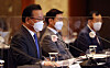 Left, Prime Minister Kim Boo-kyum annouces the government's blue print on hydrogen economy at Lotte Hotel on Friday. [YONHAP]