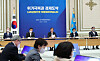 President Moon Jae-in, center, hosts a government fiscal management meeting at the Blue House on Monday. [YONHAP]