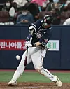 Park Sei-hyok of the Doosan Bears hits an RBI single during Game 1 of the Korean Series Games against the NC Dinos at Gocheok Sky Dome in western Seoul on Nov. 17. [NEWS1]