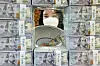 A staffer organizes U.S. dollars at Hana Bank in Jung District, central Seoul, on Thursday. According to data from the Bank of Korea, foreign exchange reserves came to $456.46 billion as of the end of May, up $4.15 billion from a month earlier. [YONHAP]