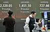 A screen in Hana Bank's trading room in central Seoul shows the Kospi closing at 2,520.05 points on Jan. 12, down 3.50 points, or 0.14 percent, from the previous trading session. [NEWS1]