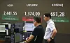 A screen in Hana Bank's trading room in central Seoul shows the Kospi closing at 2,441.55 points on Monday, down 8.77 percent, or 234.64 points, from the previous trading session. The Kosdaq dropped 11.30 percent, or 88.05 points, to 691.28. [NEWS1]