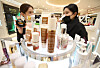 A cosmetics store within Lotte Department Store in Daegu allowing customers to smell their sample perfumes on Tuesday. As the government has been taking steps toward easing Covid-19 restrictions and returning to normalcy, department stores that stopped offering samples have also been relaxing their restrictions. As such cosmetics sales have surged. In the last two weeks since the government eased regulations, cosmetics sales are estimated to have increased 32 percent compared to the previous two weeks. [YONHAP]