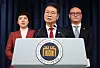 Employment and Labor Minister Lee Jung-sik announces government actions against labor unions that refuse to disclose their accounting books at the Yongsan president’s office on Monday. [YONHAP]