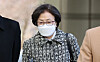 Former Environment Minister Kim Eun-kyung enters the Seoul Central District Court on Tuesday to attend a sentencing hearing. The court convicted her of abuse of power and sent her to jail for two years and six months.  [YONHAP]
