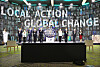 Korean Environment Minister Han Jeoung-ae, center right, former UN Secretary General Ban Ki-moon, center left, chair of the council of the Global Green Growth Institution, and heads of local governments pose for a commemorative photo at the Dongdaemun Design Plaza (DDP) in central Seoul Monday evening, ahead of the two-day P4G Seoul Summit which kicks off Sunday. All 243 heads of Korean regional governments declared carbon neutrality for 2050 in a session on Actions of Local Government Towards Carbon Neutrality following the opening ceremony kicking off Green Future Week. [PARK SANG-MOON]