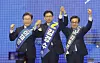 From left, Democratic Party presidential candidates Lee Jae-myung, Kim Kyoung-soo and Kim Dong-yeon hold hands and pose for a photo during a regional primary for the Gyeongsang region in Ulsan on April 20, ahead of the June 3 presidential election. [YONHAP]