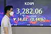 A screen in Hana Bank's trading room in central Seoul shows the Kospi closing at 3,282.06 points on Thursday, down 14.62 points, or 0.44 percent, from the previous trading day. [YONHAP]