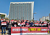Members of the National Farmers' League protest purchases by LH employees of agricultural land outside of the company's headquarters in Jinju, South Gyeongsang on Monday. [YONHAP]