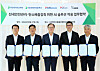 From left, POS SM CEO Kim Dong-gyun, HD Marine Solution CEO Lee Ki-dong, Pan Ocean CEO Ahn Joong-ho, HD Korea Shipbuilding & Offshore Engineering CEO Kim Sung-joon and American Bureau of Shipping’s head of sales in Korea Kim Seong-hun pose after signing a memorandum of understanding at HD Hyundai’s Global R&D Center in Seongnam, Gyeonggi, on Thursday. [HD HYUNDAI]