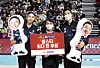 Kim Yeon-koung, left, and Shin Yung-suk, right, who topped the fan vote, pose at the 2022-23 V League All-Star game at Samsan World Gymnasium in Incheon on Sunday. [YONHAP]