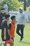 Hwang Sun-hong coaches the U-24 squad during the team's training at the Paju National Football Center in Paju, Gyeonggi on Monday. [YONHAP]