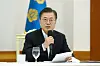 President Moon Jae-in makes a proposal to hand out money to comfort the people amid Covid-19 woes. [JOINT PRESS CORPS]