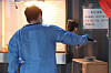 A health worker dries out his mask at a Covid-19 testing center in Yongsan District, central Seoul, on Tuesday. [YONHAP]