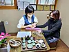 Zio Choi, the manager at Yeo Yong Kuk spa tests Karen Lee's Sasang constitution type before her treatments. Lee is visiting Korea from Hong Kong. [YIM SEUNG-HYE]