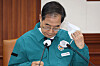 Prime Minister Han Duck-soo takes off his mask to preside over a Covid-19 Central Headquarters Meeting held at the Seoul Government Complex on Dec. 23. [YONHAP]