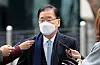 Chung Eui-yong, a former director of the Blue House National Security Office who was named foreign minister, is surrounded by reporters in front of the Foreign Ministry building in central Seoul Thursday. [NEWS1]