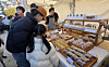 Visitors crowd around a booth selling bread on Nov. 9, the final day of the first “Bread Baking Village, Ojuk” festival in Ojuk, Gangneung, Gangwon. [YONHAP]
